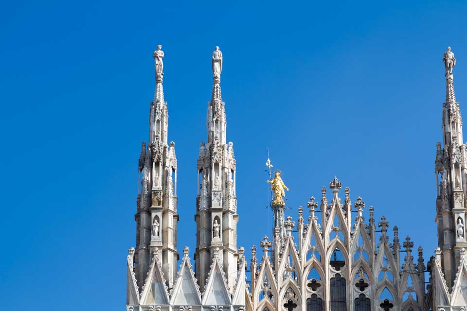 Las agujas de la catedral con la Madonnina en lo alto.