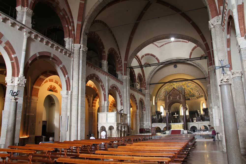 El interior de la basílica de San Ambrosio
