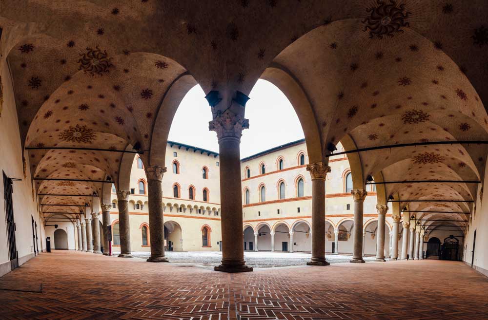 El interior de uno de los patios del castillo de Milán.