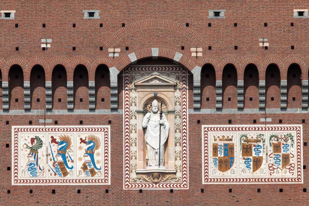 Un detalle de la fachada del castillo de Milán.