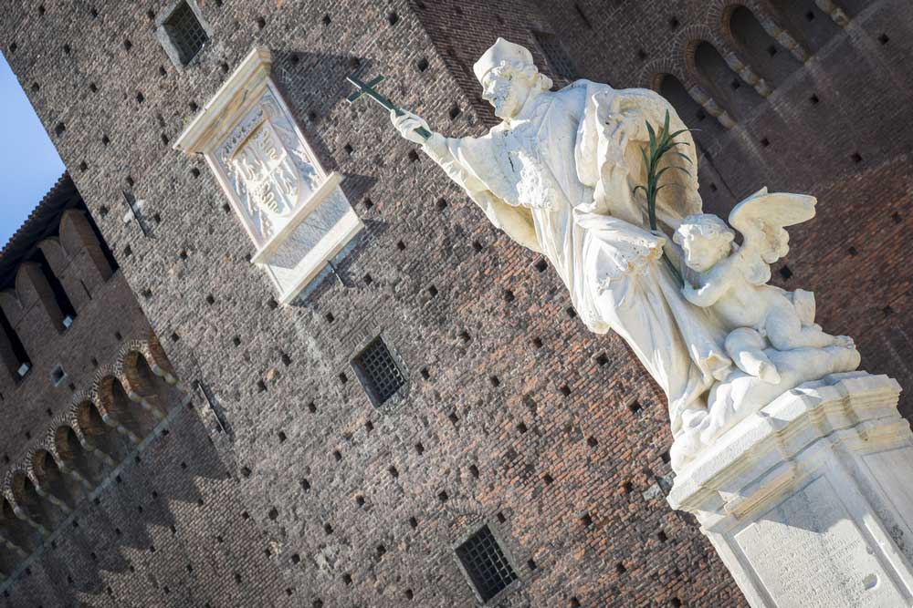 Una de las estatuas frente al castillo de Milán.