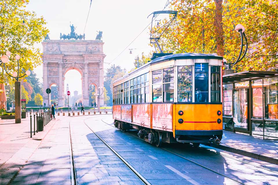 El Arco de la Paz con un típico tranvía milanés al fondo, al comienzo del Corso Sempione.