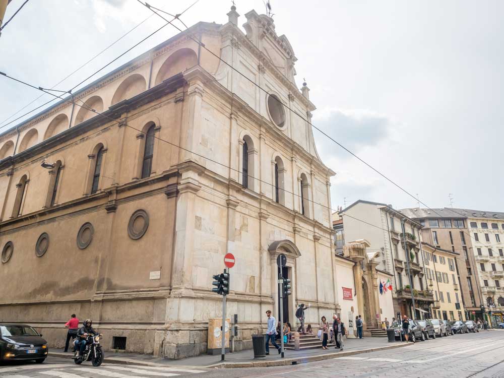 Desde fuera, la iglesia de San Maurizio parece una iglesia cualquiera.