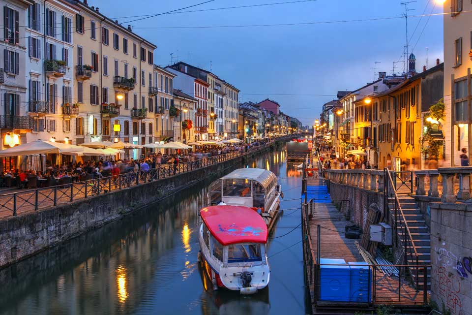 En los canales hay muchos locales para tomar el aperitivo, cenar y después cenar.