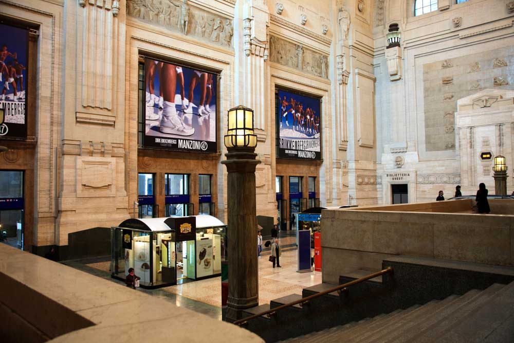 Las grandes salas de la estación central están decoradas con motivos imperiales y de principios del siglo XX.