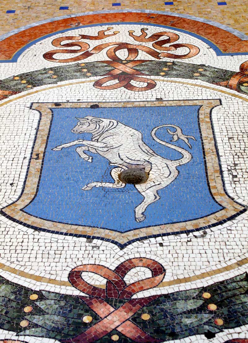 El toro de la Galería de Milán, consumido por los visitantes.