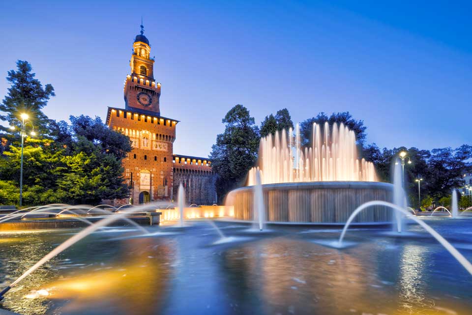 castello sforzesco a milano di notte